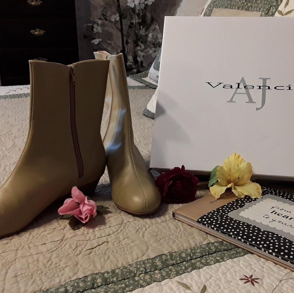 NEW LADIES AJ VALENCI LEATHER BOOTIES, SIZE 8 Wide